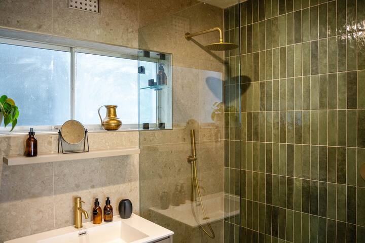 Chic two bedroom apartment – heart of Green Point gallery image 5