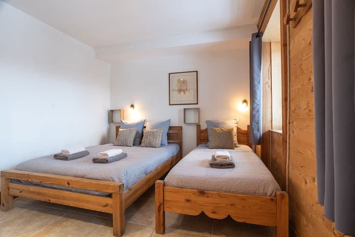 Spálňa 1 - 1 dvojlôžková, 1 jednolôžková, 1 sprcha + umývadlo