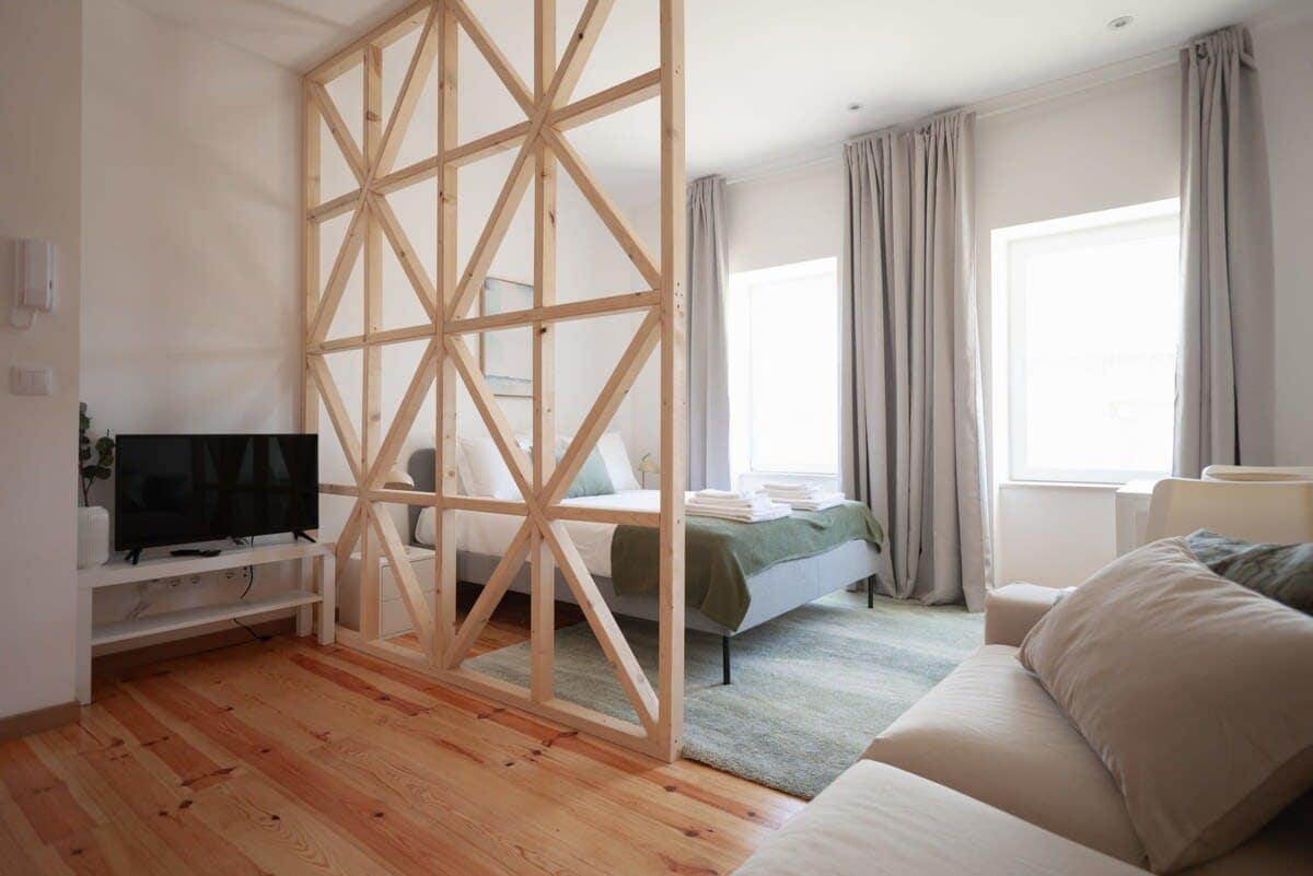 Imóvel de sucesso: Stylish Campolide Charm Apartment w/Private Patio em Campolide