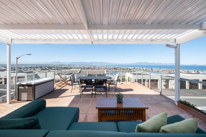 Coastal Haven Spectacular Views – No Load Shedding