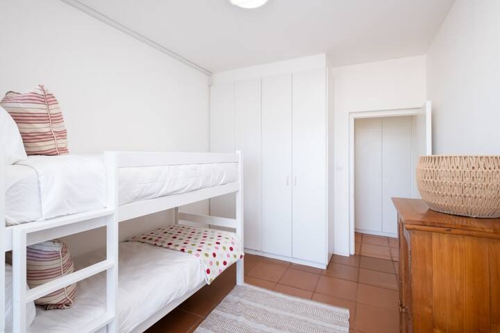 მე-3 საძინებლის ორსართულიანი საწოლები და კარადა