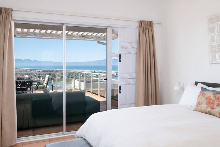 Coastal Haven Spectacular Views – No Load Shedding gallery image 4