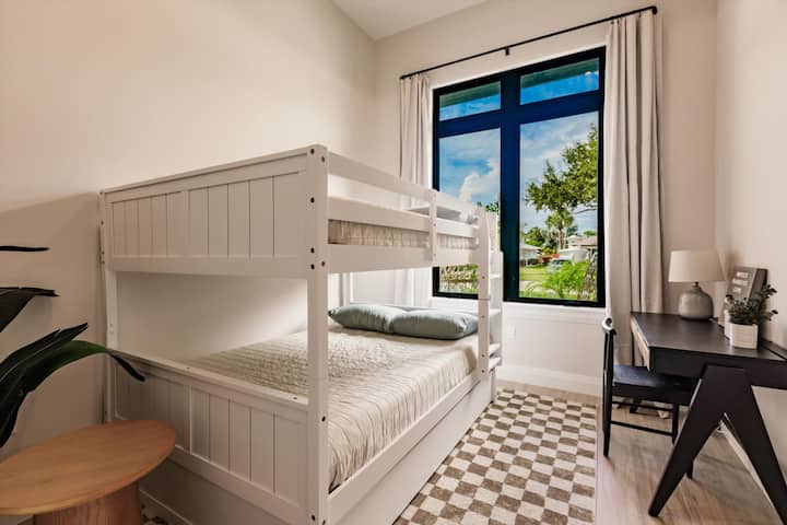 Dormitorio 4, literas de tamaño completo, cama nido individual, mesa de oficina