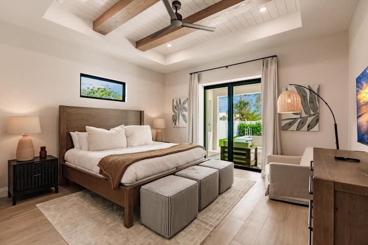 Dormitorio principal, acceso a la piscina privada, rincón de lectura