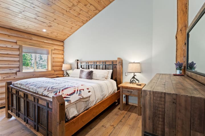 La camera da letto principale si trova al piano superiore | Letto matrimoniale grande