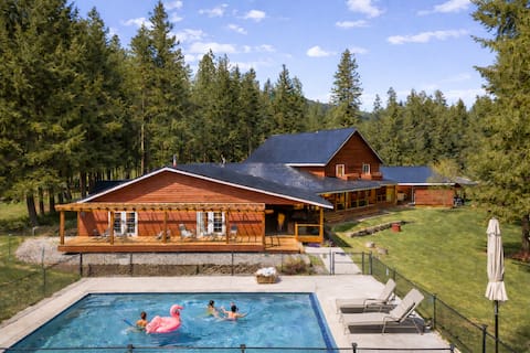River Road Lodge-Sleep 16, Hot Tub, Game Room, Gym