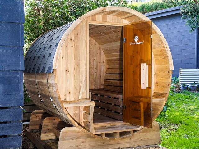 Sand & Sauna Retreat – Beachfront direct access gallery image 3