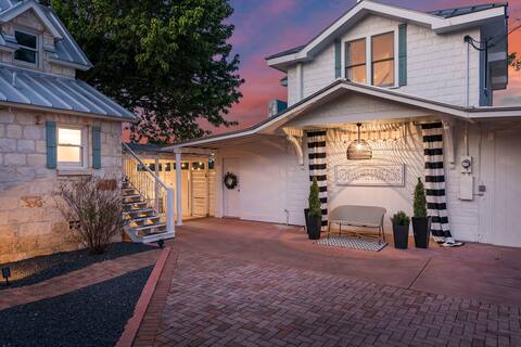 Stonewall Bungalows - Sleeps 15