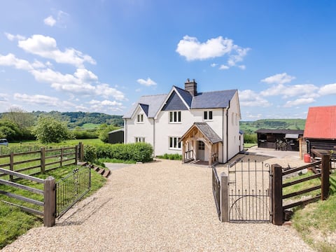 4 Bed in Llandinam (51651)