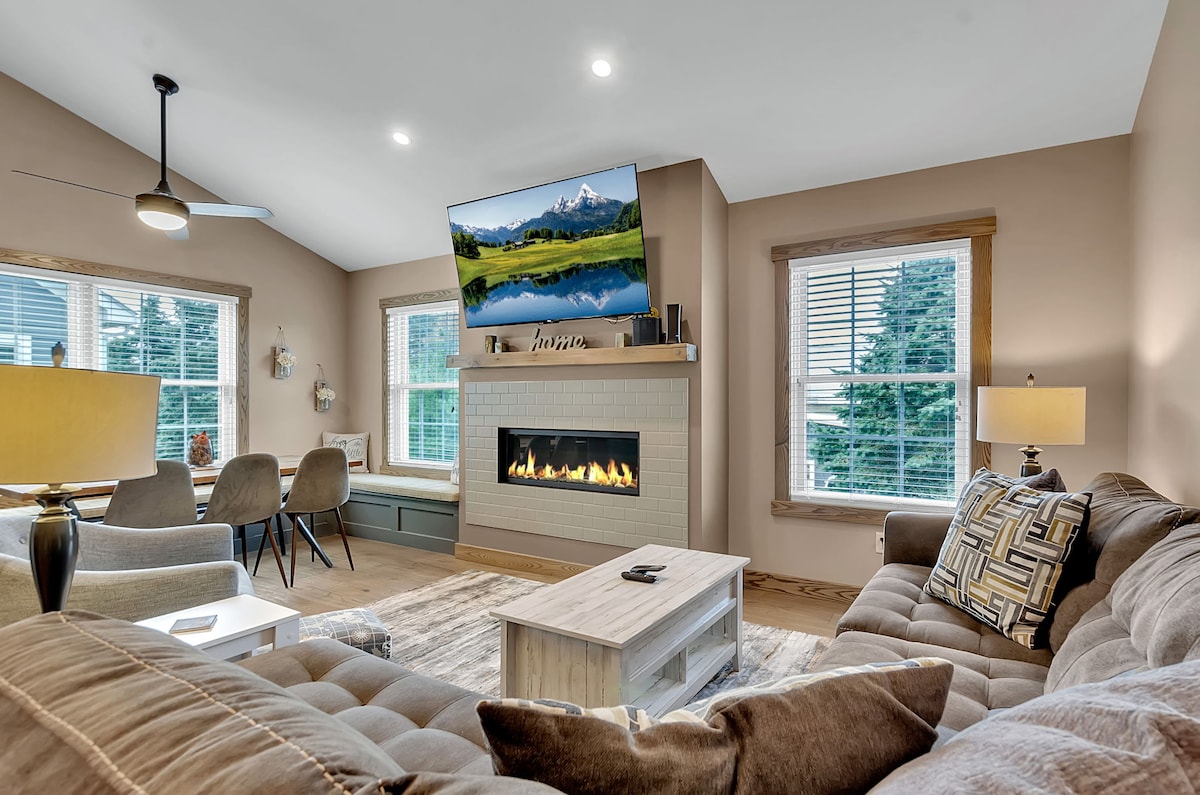 Top Airbnb: Luxurious 3-Bedroom Townhouse, Walk to Village in Ellicottville