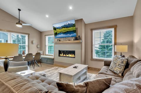 Top Airbnb: Luxurious 3-Bedroom Townhouse, Walk to Village in Ellicottville