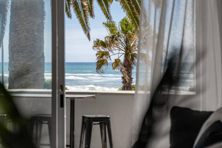 Large Beachfront Oasis 2Bed 2Bath | Back up power gallery image 2