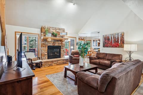 Legend Lake Lookout: Large Silverthorne Home.