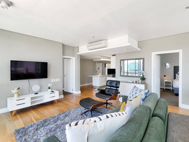 Incredible Harbour Edge Living With View & Pool gallery image 5