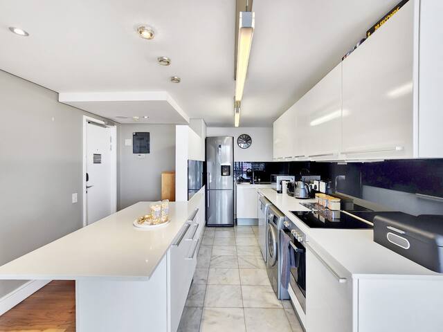 Incredible Harbour Edge Living With View & Pool gallery image 3