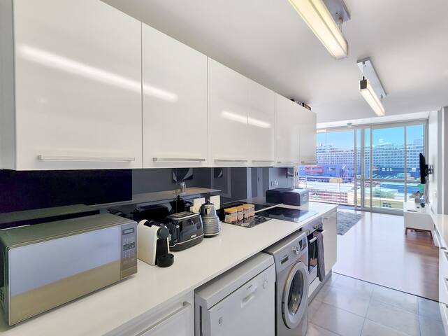 Incredible Harbour Edge Living With View & Pool gallery image 4