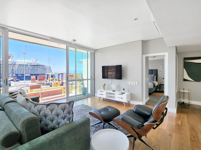 Incredible Harbour Edge Living With View & Pool gallery image 2