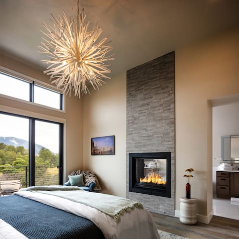 Luxury Mountain Views Downtown Bozeman gallery image 3