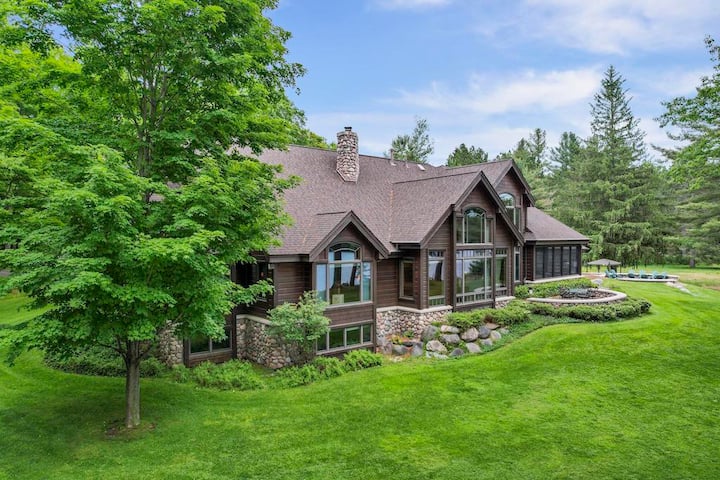 Lake Breeze Luxury Executive Retreat