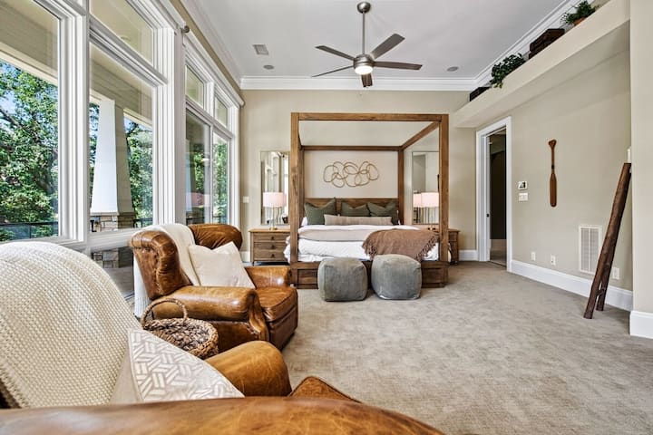 الطابق الرئيسي: غرفة نوم واسعة مع إطلالات وحمام داخلي