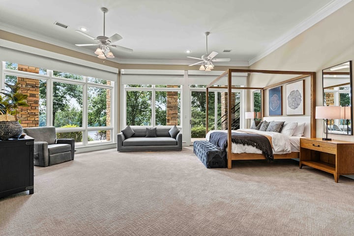 الطابق السفلي: غرفة نوم رائعة مع إطلالات وحمام داخلي وأريكة ميموري فوم مريحة للنوم