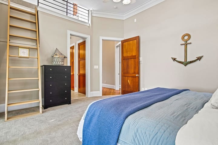 الطابق الرئيسي: غرفة نوم واسعة بسرير كينج، أسرّة بطابقين، حمام داخلي، إطلالات