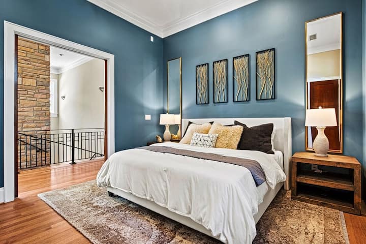 الطابق الرئيسي: غرفة نوم جميلة بسرير كينج + أسرّة بطابقين