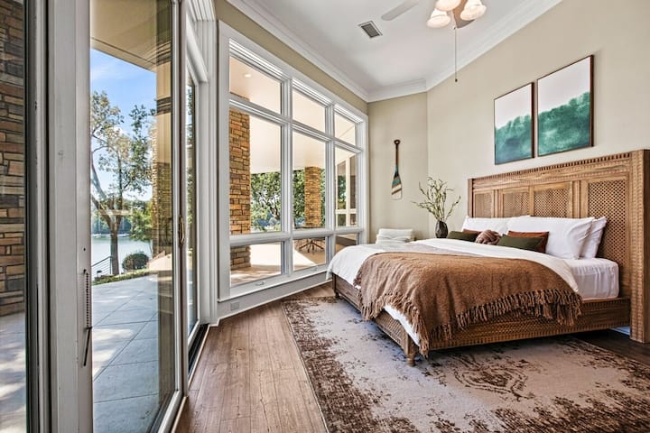 الطابق السفلي: غرفة نوم خلابة بسرير كينج مع إطلالات