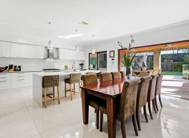 Aroha Moana | Luxe Entertainer with Pool & Sauna gallery image 4