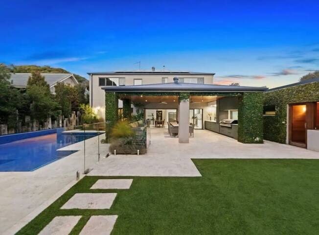 Aroha Moana | Luxe Entertainer with Pool & Sauna gallery image 2