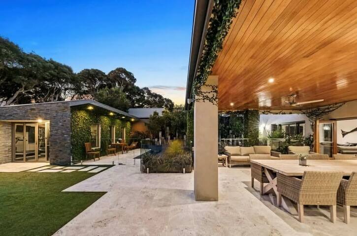 Aroha Moana | Luxe Entertainer with Pool & Sauna gallery image 3