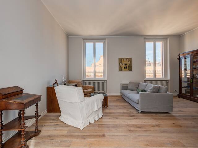 Luxury Bright Prati Apartment gallery image 3