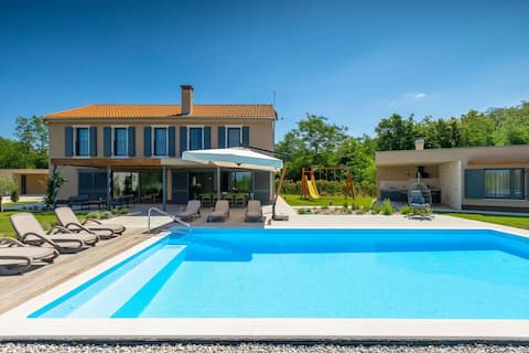 Modern villa Pinca with pool and grill in Vižinada