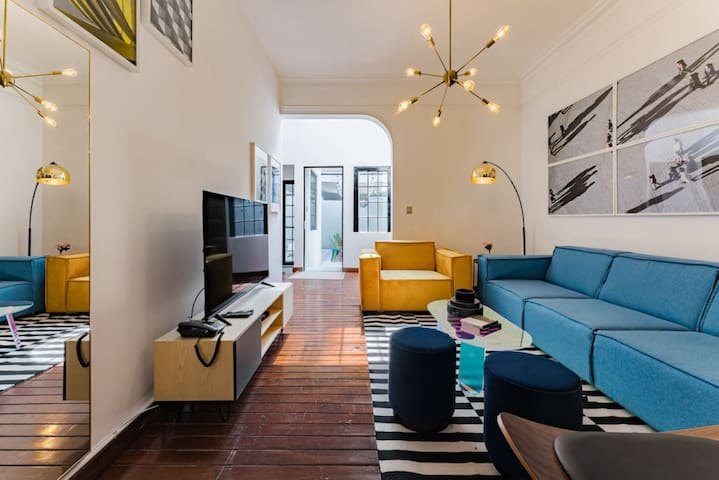 Roma Retreat: Modern Colonial Gem A/C 16 PAX