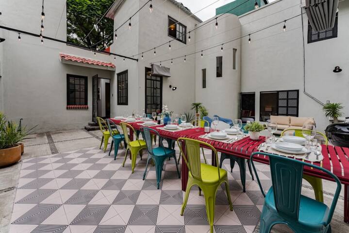 Roma Retreat: Modern Colonial Gem A/C 16 PAX gallery image 2