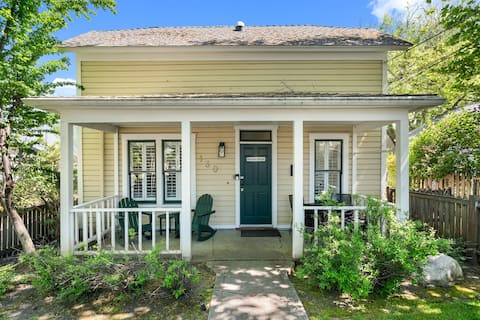 House + 2 Studios- 3 blocks from the Plaza!