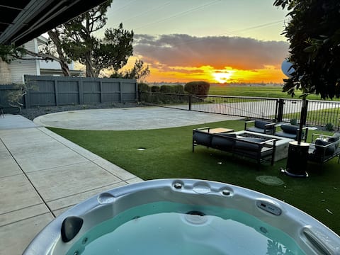Mid-Century-Modern Airport View Home Hot Tub