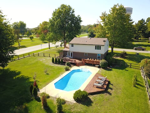 Popular Airbnb listing: Amazing Pool & Walk to the Park in Cincinnati Suburbs