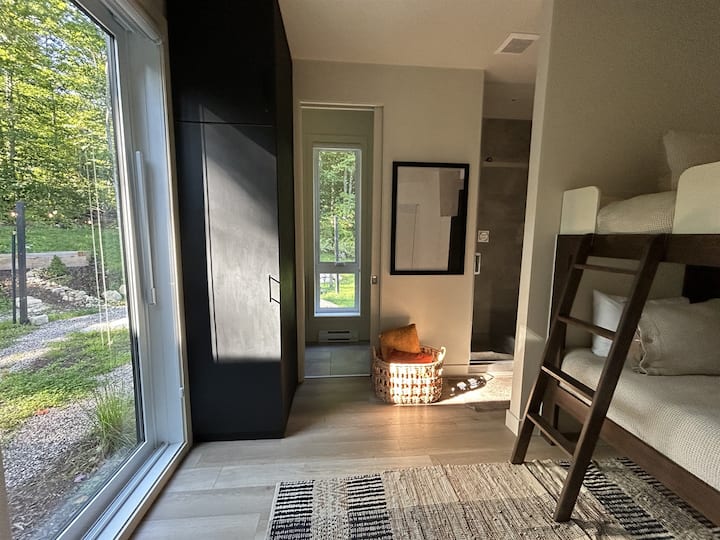 Bunkbed room (2 twin beds shower and bathroom