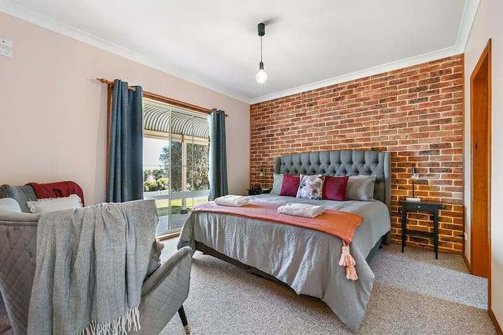 חדר שינה ראשי - מיטת קינג עם חדר רחצה צמוד