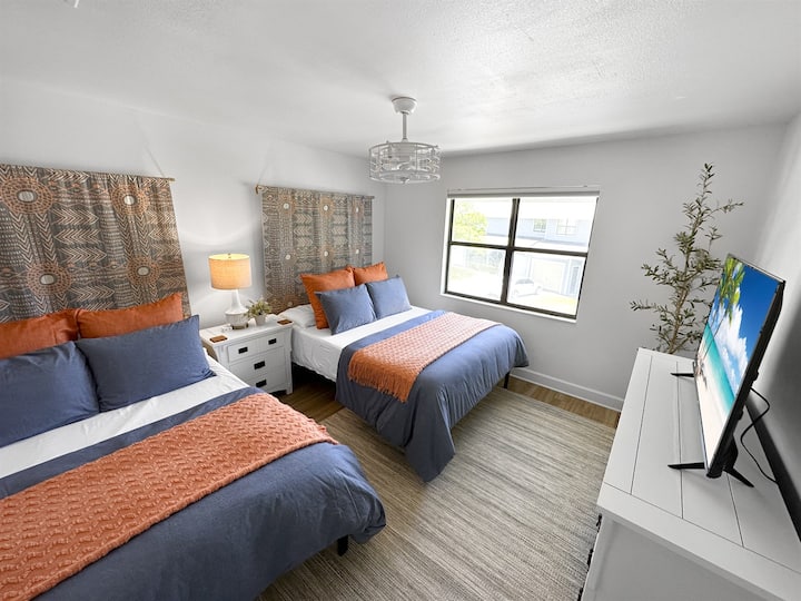 ダブルベッド2台と遮光ブラインドを備えた2階の3つ目のベッドルーム。