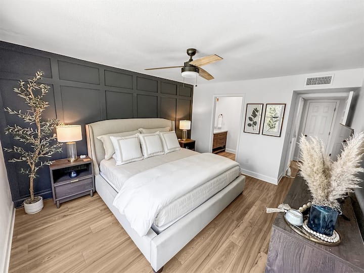 階下のマスターベッドルーム（キングサイズベッド）、スパのようなエンスイートと広々としたウォークインシャワー付き