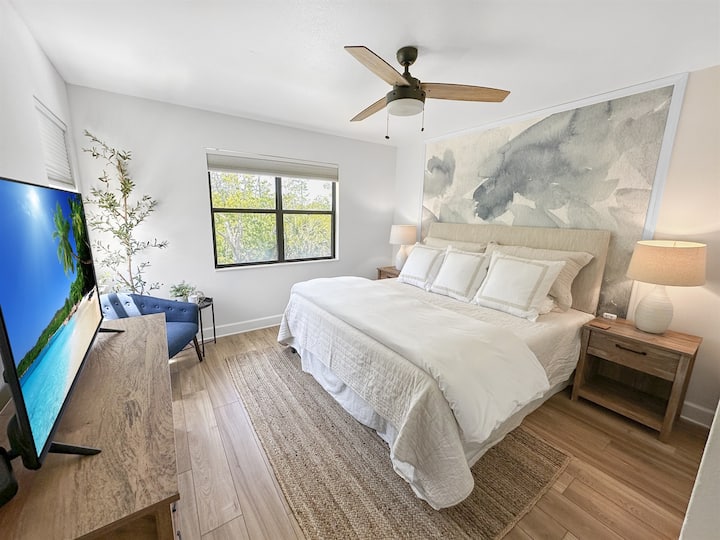 2階のマスターベッドルーム（キングサイズベッドと遮光ブラインド付き）。