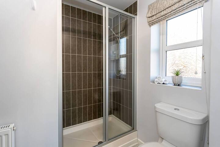 Beautifully designed 3 Bed House – in Manchester gallery image 4