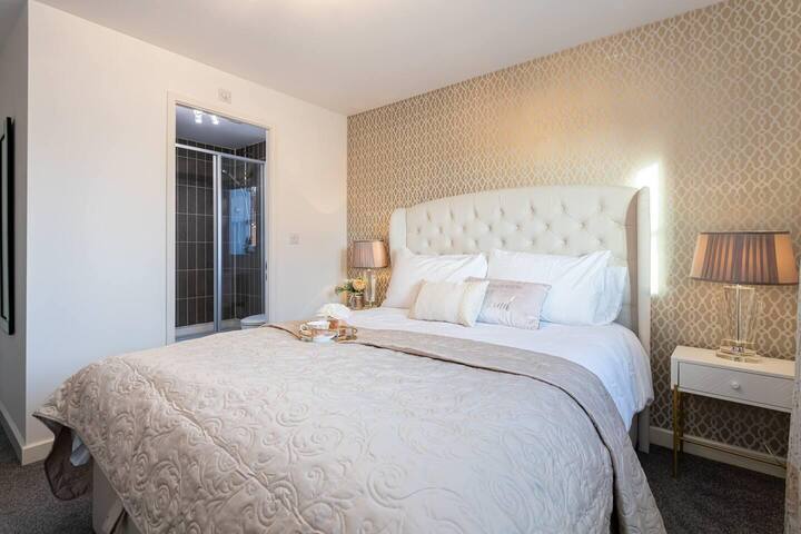 Beautifully designed 3 Bed House – in Manchester gallery image 3