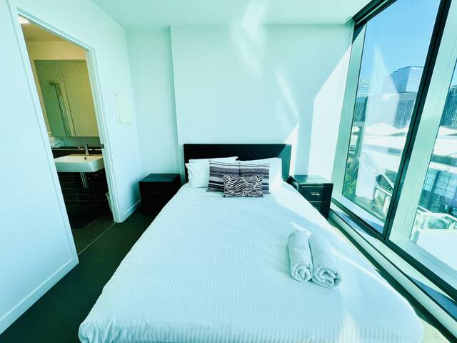 Dual Units in the Heart of CBD gallery image 5