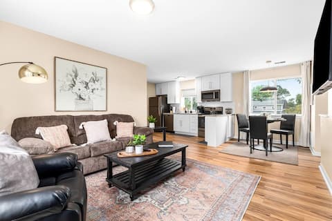 Roomy 1BR Upper Flat in the Heart of Roseville