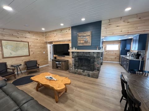 'Lakeside' Cottage with porch and sandy beach