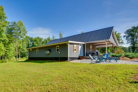 Cozy Clarkesville Getaway w/ Fire Pit!