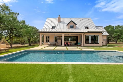 Hot Tub+Pool | Sleeps 16 | 8 Acres Minutes from RT